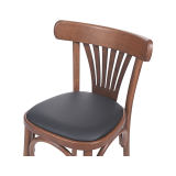 La chaise de restaurant en bois LEGEND assise en éco-cuir noir